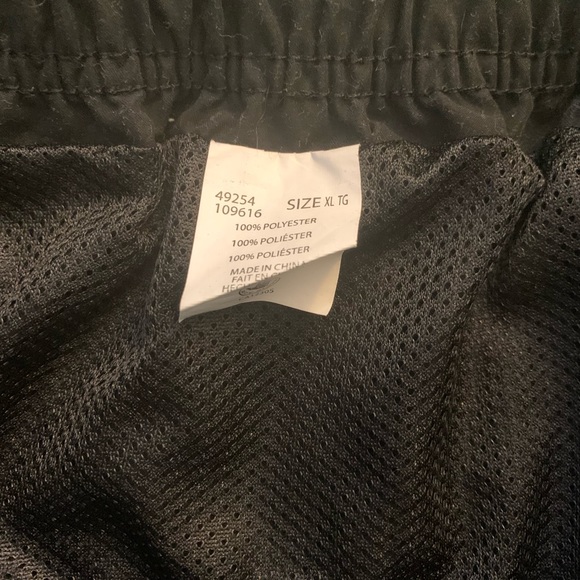 Body Glove - XL mid- swim trunks black lined - Picture 5 of 5